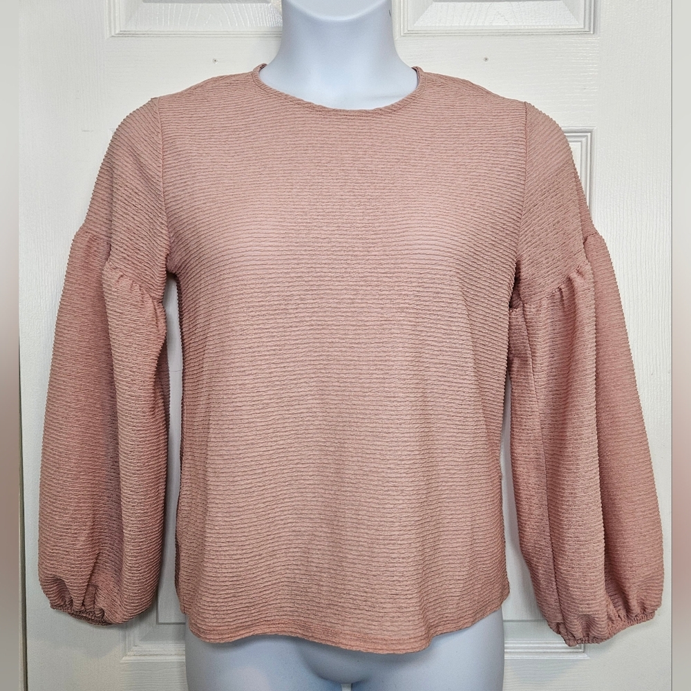 H&M Pink Puff Sleeve, Blouse, Relaxed Fit with textured fabric. Size M - Picture 2 of 8